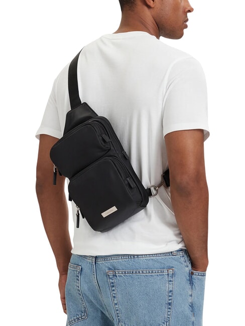 CLEAN SQUARE sac bandouli&egrave;re sur noir - Sacs en Bandouli&egrave;res pour Homme