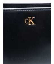 CALVIN KLEIN CK ELONGATED sac bandouli&egrave;re sur noir - Sacs pour Femme - 3