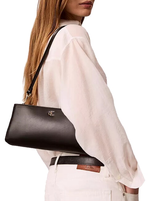CK ELONGATED sac bandouli&egrave;re sur noir - Sacs pour Femme
