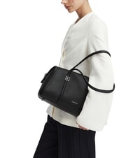 CALVIN KLEIN EMBLEM HW sac bandouli&egrave;re sur noir - Sacs pour Femme - 2