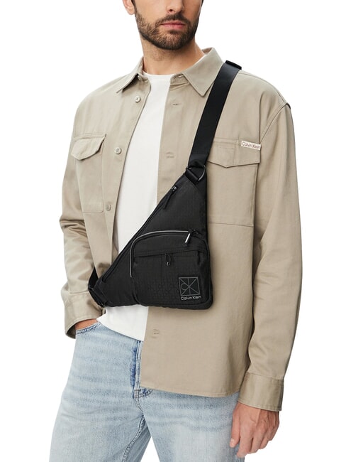 EMBLEM AOP sac bandouli&egrave;re sur noir - Sacs en Bandouli&egrave;res pour Homme