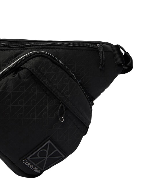 EMBLEM AOP sac bandouli&egrave;re sur noir - Sacs en Bandouli&egrave;res pour Homme