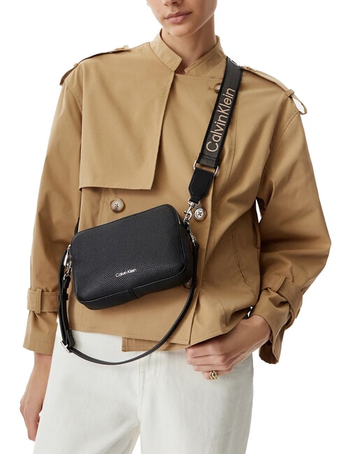 WEBBING Mini sac bandouli&egrave;re, avec bandouli&egrave;re sur noir - Sacs pour Femme