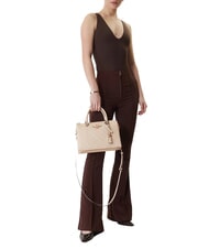 GUESS DITA Sac &agrave; main avec bandouli&egrave;re logo taupe clair - Sacs pour Femme - 2