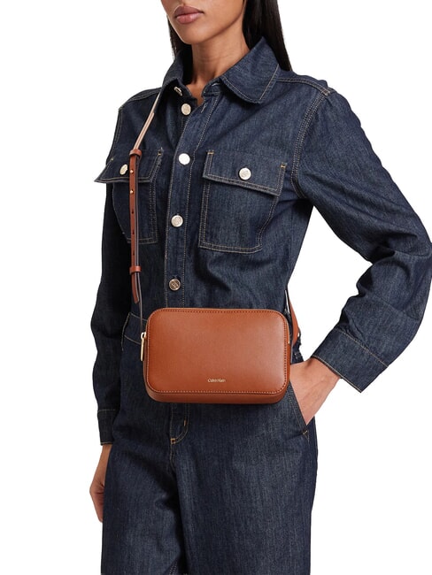EMBOSSED LOGO Mini sac &agrave; bandouli&egrave;re ocre naturelle - Sacs pour Femme
