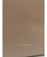 COCCINELLE ALMADA Sac bandouli&egrave;re en cuir taupe chaud - Sacs pour Femme - 4