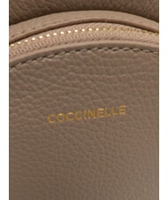 COCCINELLE ALPHA Sac &agrave; dos en cuir taupe chaud - Sacs pour Femme - 4