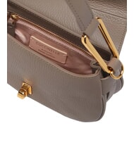 COCCINELLE MAGIE SOFT Sac bandouli&egrave;re en cuir avec bandouli&egrave;re taupe chaud - Sacs pour Femme - 4